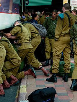 مجندة اسرائيلية تنجو من موت محقق بعد أن نسيها سائق الحافلة بصندوق الأمتعة