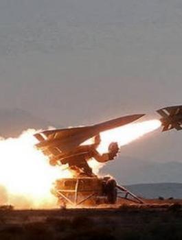 الحوثيون يقصفون تجمعات الجيش السعودي 