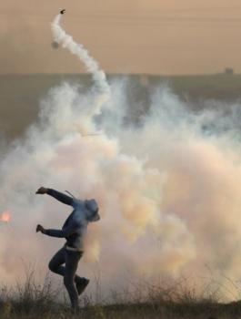 غاز اسرائيلي لقمع الفلسطينيين 