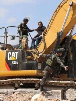 الاستيلاء على جرافة فلسطينية 