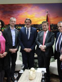 وزارة الصحة والصليب الاحمر 