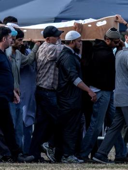 رجل يعود الى  الحياة بعد دفنه 