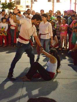 شاب يقطع يد فتاة أمام حشد من الناس