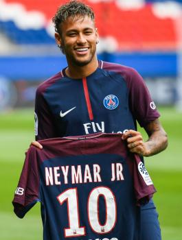 أرقام "مخيفة".. تسريب يكشف حقيقة ما يتقاضاه نيمار