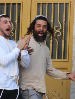 المستوطنون يحتلون منزلا في الخليل 