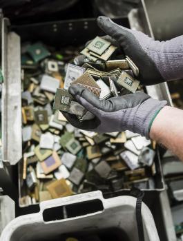 نفايات الكترونية في الخليل 