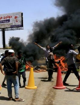 متظاهرون في ساحة القيادة العامة