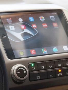 الشرطة وتركيب الشاشات داخل السيارة 