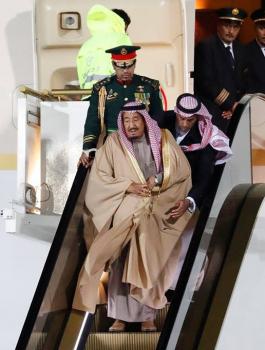 طائرة يومية لإحضار الطعام من الرياض لـ1500 شخص في موسكو.. أغرب ما في زيارة الملك سلمان لروسيا