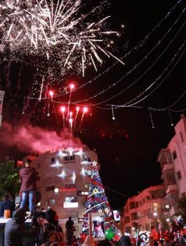 إضاءة شجرة عيد الميلاد بميدان الشهيد ياسر عرفات برام الله