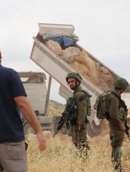 اسرائيل وتجريف اراضي للمواطنين في دورا 