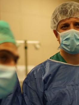 إجراء عملية استبدال "نصف مفصل" في مستشفى المقاصد