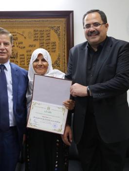 تكريم اكبر متقدمة لامتحان الثانوية في فلسطين 