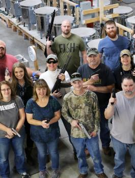 مدير شركة امريكية يهدي موظفيه أسلحة 