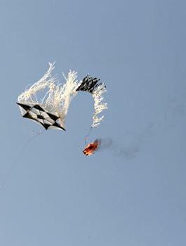 الطائرات الورقية الحارقة 