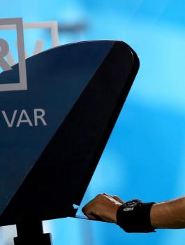 VAR تحول كأس العالم إلى فوضى عارمة