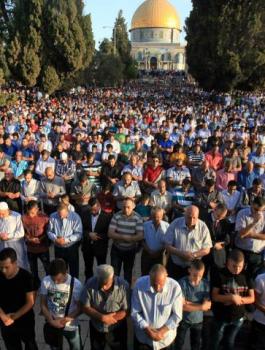 حافلات لنقل الفلسطينيين الى المسجد الاقصى 