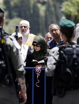 بوابات الكترونية امام الأقصى 