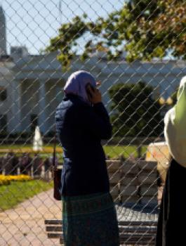 أستاذ أميركي يعتذر لطالبته المسلمة بعدما كتبت مقالاً تنتقد ترامب