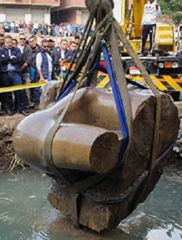 انتشال ما تبقى من أجزاء التمثالين الملكيين بالقاهرة