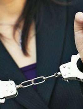 الشرطة تقبض على سيدة سرقت اموالا 