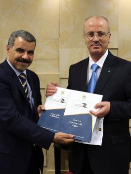 الحمد الله يتسلم تقرير ديوان الرقابة المالية والإدارية للعام 2016