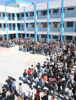 مجموعة من الطلبة يعتدون على معلم في قباطية