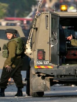 جندي اسرائيلي يعذب شاب فلسطيني 