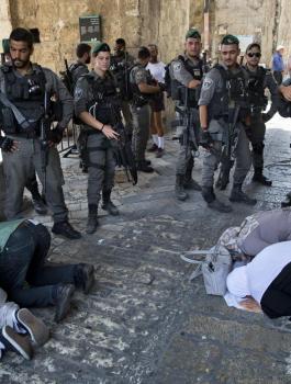 الكشف عن خطة إسرائيلية لعزل الفلسطينيين في القدس بجدار عازل