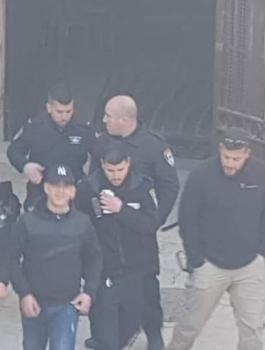 اعتقال مقدسيين لقيامهما بفتح باب الرحمة 