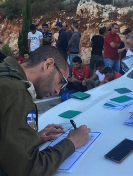 اعتقال عمال فلسطينيين بالنقب 