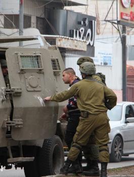 اعتقال شبان في الخليل 