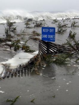 عاصفة "نايت" تدفع الأمريكيين للإختباء بمنازلهم