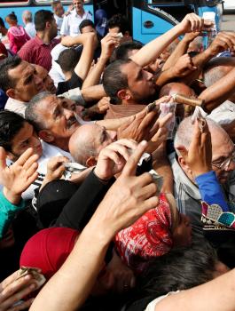 2016-10-18T201326Z_2032244103_D1BEUHSXJAAB_RTRMADP_3_EGYPT-SUGAR-SHORTAGE