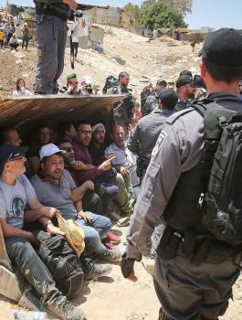 هدم الخان الاحمر في القدس 