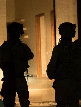 مصادرة اموال الفلسطينيين في الخليل 