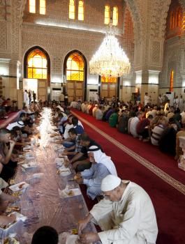الشيعة والسنة في العراق يبدأون رمضان معاً لأول مرة منذ عقود