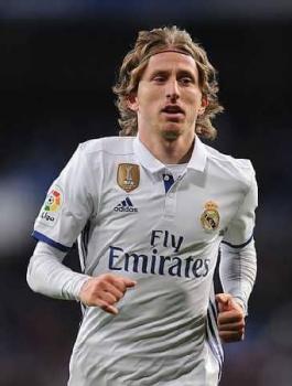 ريال مدريد يكافئ مودريتش بعد قراره بالبقاء 