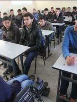 مقعد يطوف مدارس غزة لتغيير النظرة تجاه ذوي الإعاقة
