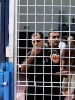 أسرى عتصيون يصومون أياماً متتالية لسوء الأطعمة المقدمة لهم 