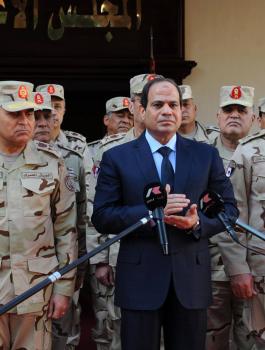 السيسي يمازح وزير الدفاع ويعتذر له