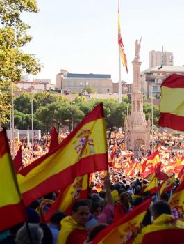 مئات الآلاف في برشلونة يخرجون بتظاهرات ضد استقلال إقليم كتالونيا