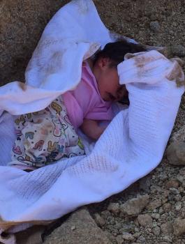 سعودي ينقذ رضيعة مدفونة بعد سماعه صوتها من القبر