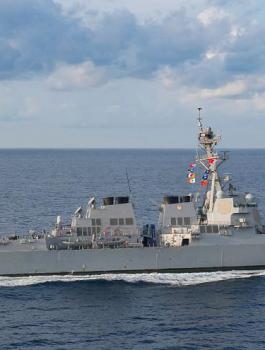 مدمرة أمريكية تنفذ عملية إبحار في بحر الصين 