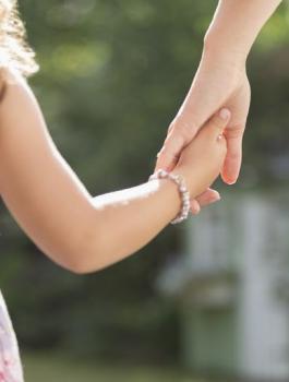 حضانة الام لطفلها 