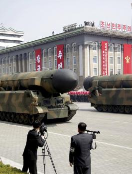 كوريا الشمالية تنتهي من تحضير صاروخ باليستي يحمل رؤوس نووية يصل أمريكا