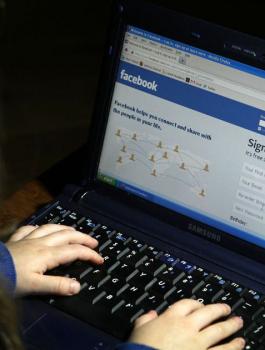 ابتزاز فتاة عبر الفيسبوك في الخليل 