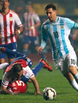 شاهد: كيف تعامل ميسي مع طفل معجب