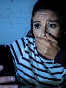 ابتزاز سيدات عبر فيسبوك 