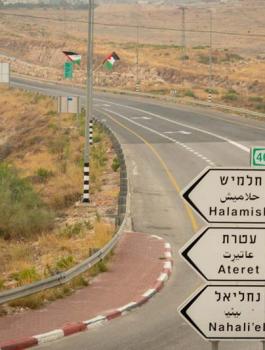 انارة مصابيح السيارات في النهار 
